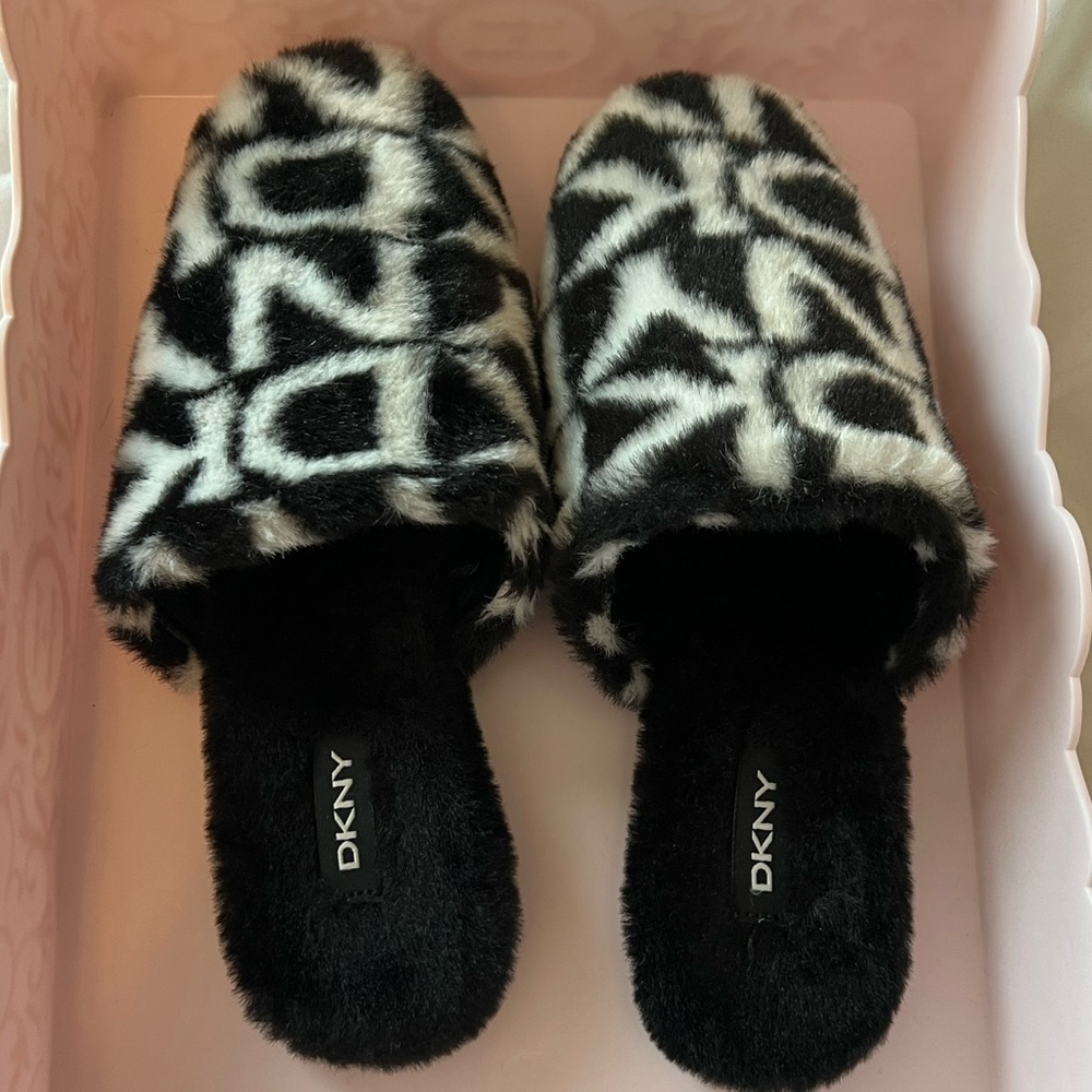 DKNY black and white faux fur logo slippers size 6 US